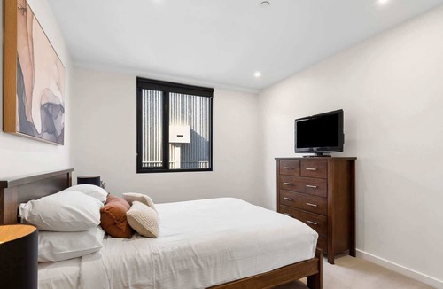 Geelong Apartment | Bright 3-Bed Apartment by Western Beach