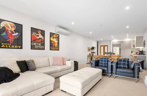 Geelong Apartment | Bright 3-Bed Apartment by Western Beach