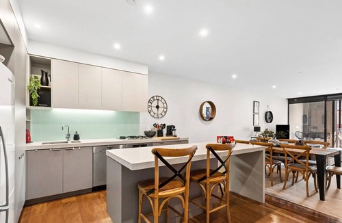 Geelong Apartment | Bright 3-Bed Apartment by Western Beach