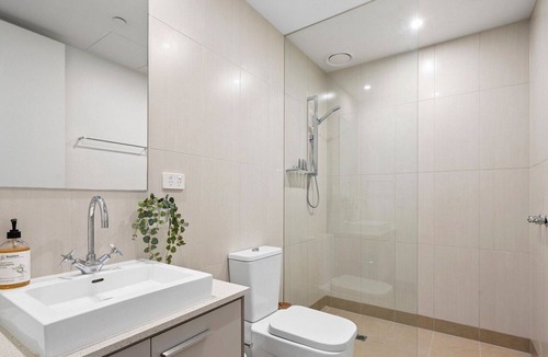 Geelong Apartment | Bright 3-Bed Apartment by Western Beach