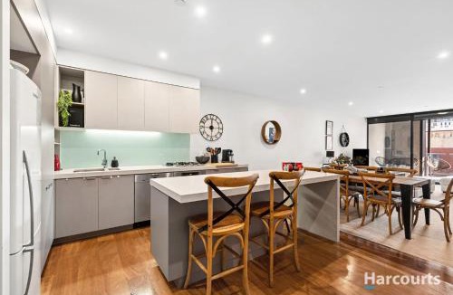 Geelong Apartment | Bright 3-Bed Apartment by Western Beach