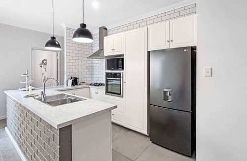 St James House | Bright 3-Bed House with Garage Parking