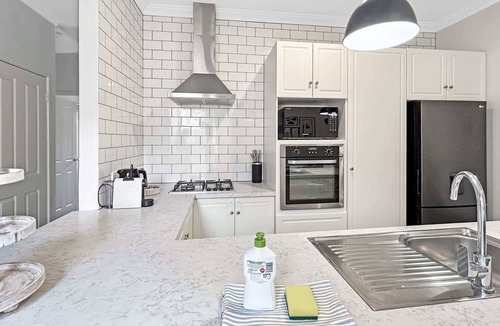 St James House | Bright 3-Bed House with Garage Parking