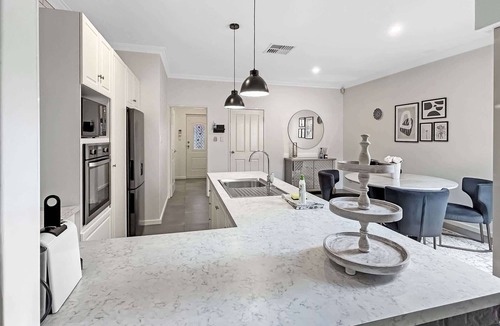 St James House | Bright 3-Bed House with Garage Parking