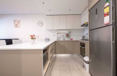 Canterbury Apartment | Bright 3BR Canterbury Apt Walk to Train & Shops
