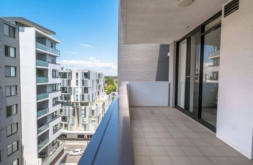 Canterbury Apartment | Bright 3BR Canterbury Apt Walk to Train & Shops