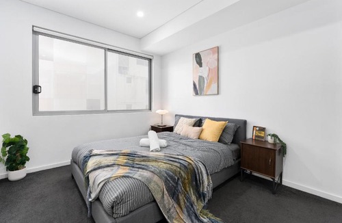 Parramatta Apartment | Bright & Airy 2BR - Steps to Station & Westfield