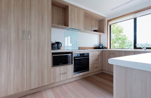 West Launceston Apartment | Bright and Beautiful Near the Gorge with Parking