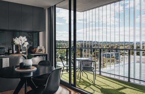 Lyneham Apartment | Bright and Cosy Apartment with Luxe Rooftop Pool