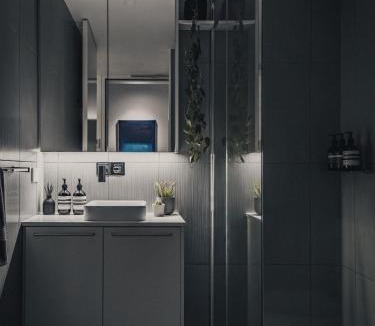 Lyneham Apartment | Bright and Cosy Apartment with Luxe Rooftop Pool