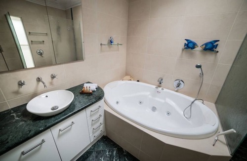 Fitzroy North House | Bright and spacious home w/garden and spa bath
