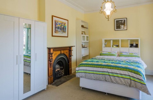Fitzroy North House | Bright and spacious home w/garden and spa bath