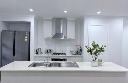 Kellyville Apartment | Bright and Stylish 4BR Guesthouse walk to Shops