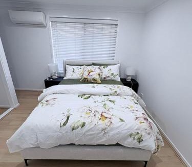 Kellyville Apartment | Bright and Stylish 4BR Guesthouse walk to Shops