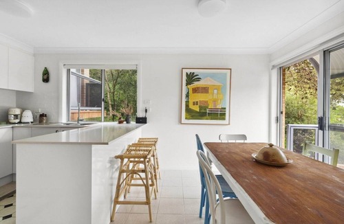 Avoca Beach Apartment | Bright Coastal Townhouse with BBQ & Courtyard