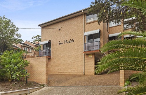 Avoca Beach Apartment | Bright Coastal Townhouse with BBQ & Courtyard