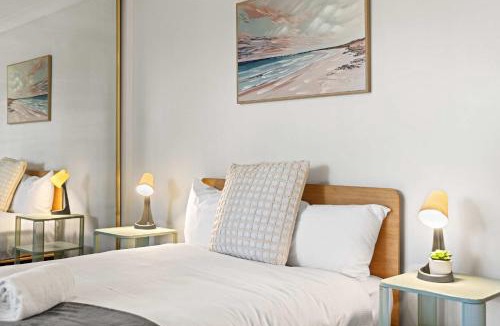 Marayong House | Bright & Comfy Double Room - Cozy and Well-Connected - Shared Bathroom and Amenities