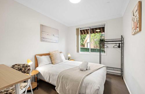 Marayong House | Bright & Comfy Double Room - Cozy and Well-Connected - Shared Bathroom and Amenities