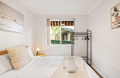 Marayong House | Bright & Comfy Double Room - Cozy and Well-Connected - Shared Bathroom and Amenities