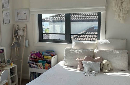 Rose Bay House | Bright home with ocean views - 7 mins from the beaches