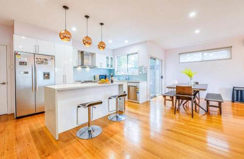 Doncaster House | Bright Modern Holiday Home 7 Beds at Doncaster