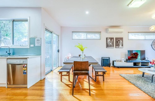 Doncaster House | Bright Modern Holiday Home 7 Beds at Doncaster