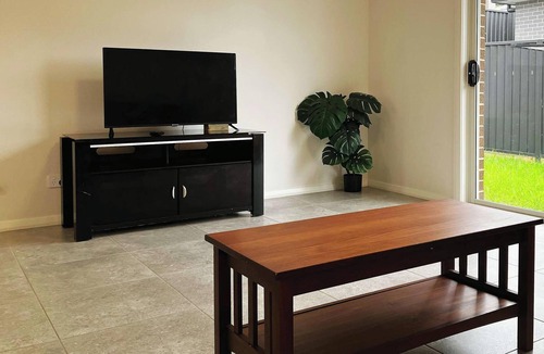 Cobbitty House | Bright Modern Home in Cobbitty with Parking