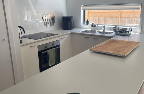 Warrnambool House | Bright Quiet Retreat near Coast, Beaches, Shops & Parkland