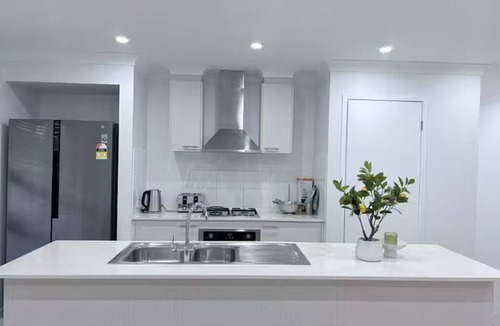 Kellyville House | Bright & Stylish 4BR Guesthouse - walk to Shops.
