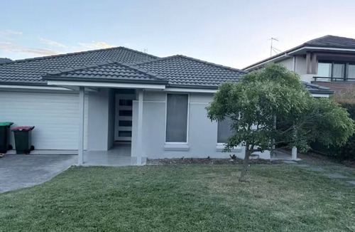 Kellyville House | Bright & Stylish 4BR Guesthouse - walk to Shops.