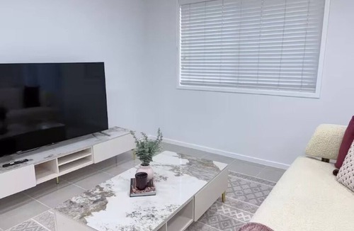 Kellyville House | Bright & Stylish 4BR Guesthouse - walk to Shops.
