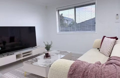 Kellyville House | Bright & Stylish 4BR Guesthouse - walk to Shops.