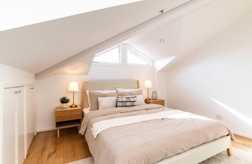 Melbourne Central Business District Apartment | Bright stylish gem in central Melbourne