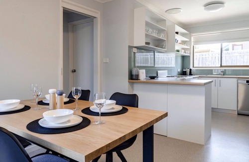 Torquay Apartment | Bright Torquay Retreat | Beach & Shops Nearby