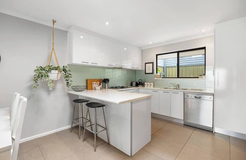 Brighton Apartment | Brighton Escape Seaside Living near Dining and Jetty