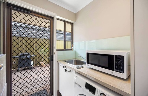 Brighton Apartment | Brighton Escape Seaside Living near Dining and Jetty