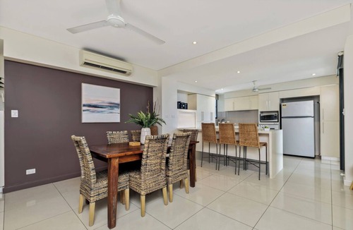 Darwin City Centre Apartment | Brilliant Harbour Views & Lap Pool: walk to shops