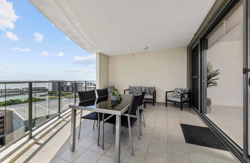 Darwin City Centre Apartment | Brilliant Harbour Views & Lap Pool: walk to shops