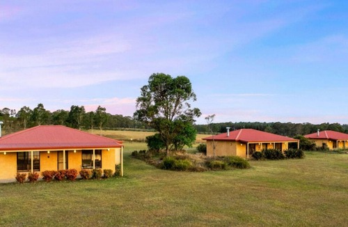 Rothbury Villa | Broken View Mountain Villa with Free Wine Tasting