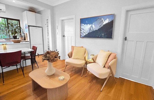 Bronte Apartment | Bronte Beach 500m - 2BR - access to rooftop with Ocean Views