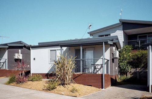 Mollymook Cabin | Brooman 10 - Self-Contained Cabin with Covered Deck