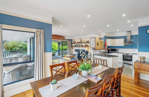 Adventure Bay House | Bruny Island Retreat- Stunning bay views/spacious comfort/beach just steps away