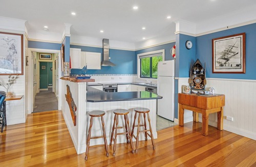 Adventure Bay House | Bruny Island Retreat- Stunning bay views/spacious comfort/beach just steps away