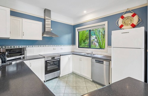 Adventure Bay House | Bruny Island Retreat- Stunning bay views/spacious comfort/beach just steps away