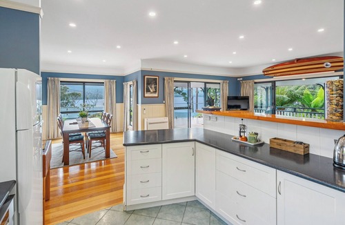Adventure Bay House | Bruny Island Retreat- Stunning bay views/spacious comfort/beach just steps away