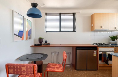 Collingwood North Apartment | Budd Place Sunny Top-Floor Stay with Parking