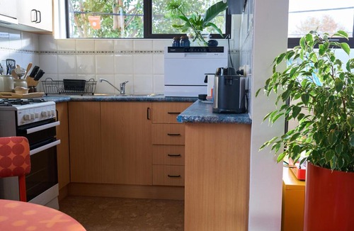Collingwood North Apartment | Budd Place Sunny Top-Floor Stay with Parking