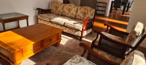 Manor Lakes House | Budget Friendly Short Stay 2B