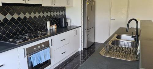 Manor Lakes House | Budget Friendly Short Stay 2B