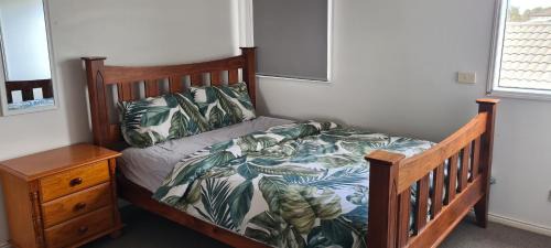 Manor Lakes House | Budget Friendly Short Stay 2B